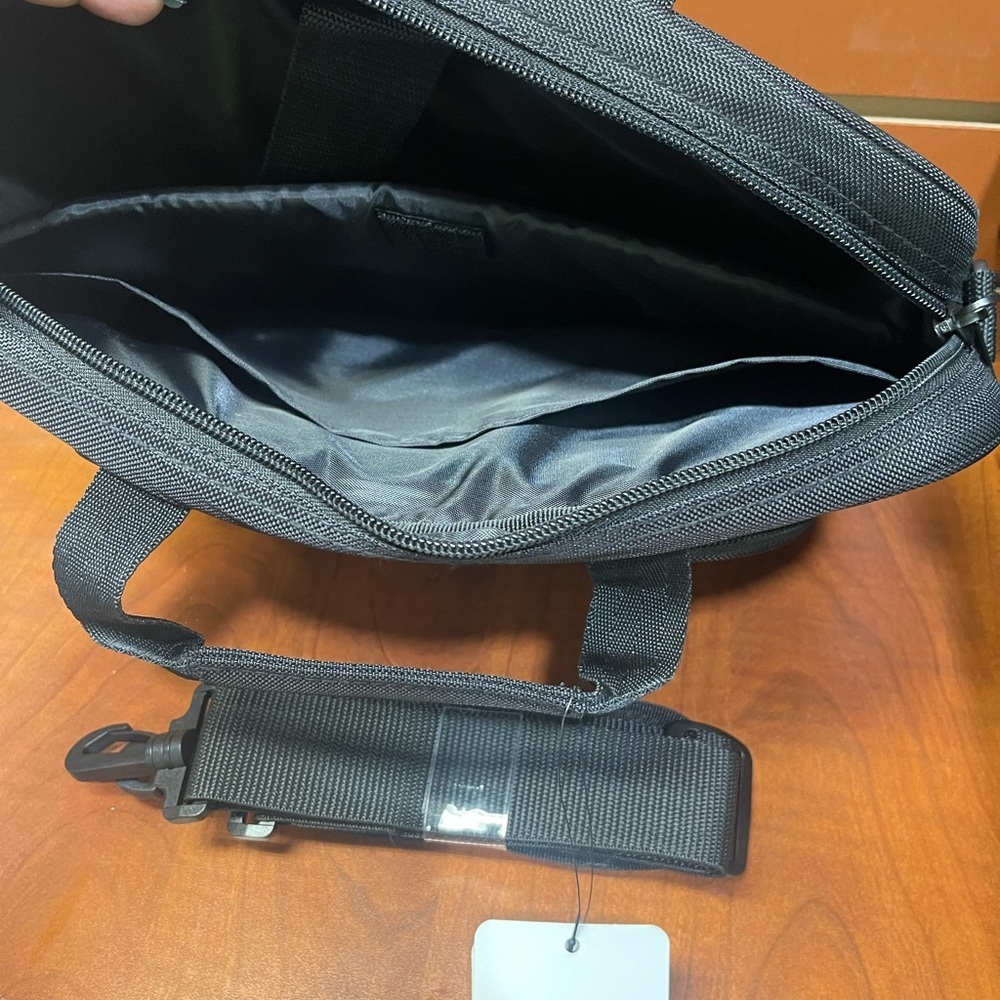 Targus Black Laptop Bag with Professional Design and Durable Build - Picture 5 of 6